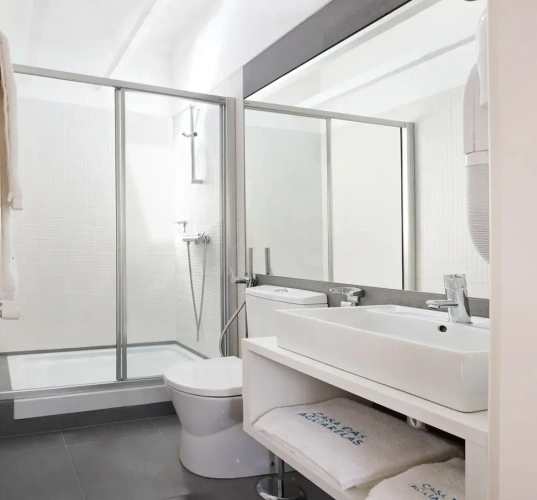 Economy Triple room with city view