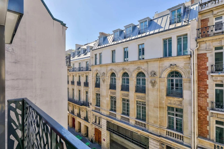 Charming 2 Room Apartment With Balcony - Paris 8ème - Image 9