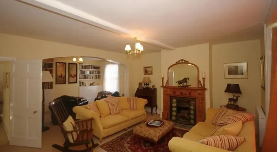 Lee Manor