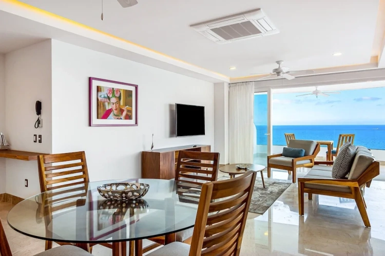 Impressive 8th-floor Oceanfront Condo With Water Views, hot tub & Pool