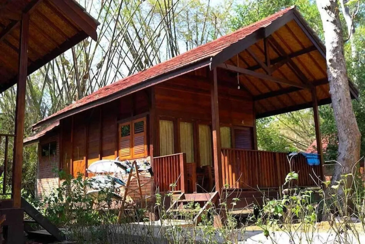 G-Land Joyos Surf Camp