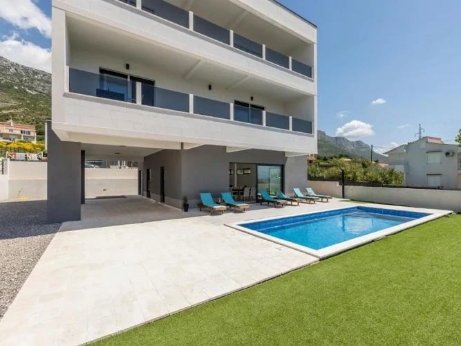 4 Bedrooms Villa