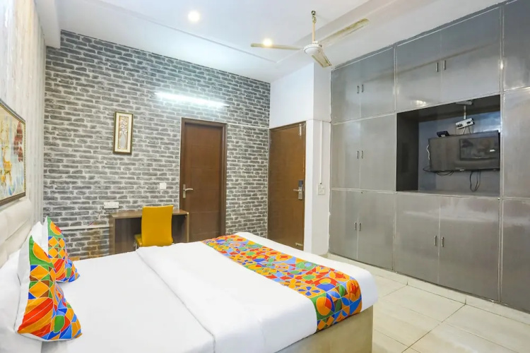 FabHotel Comfirt Inn
