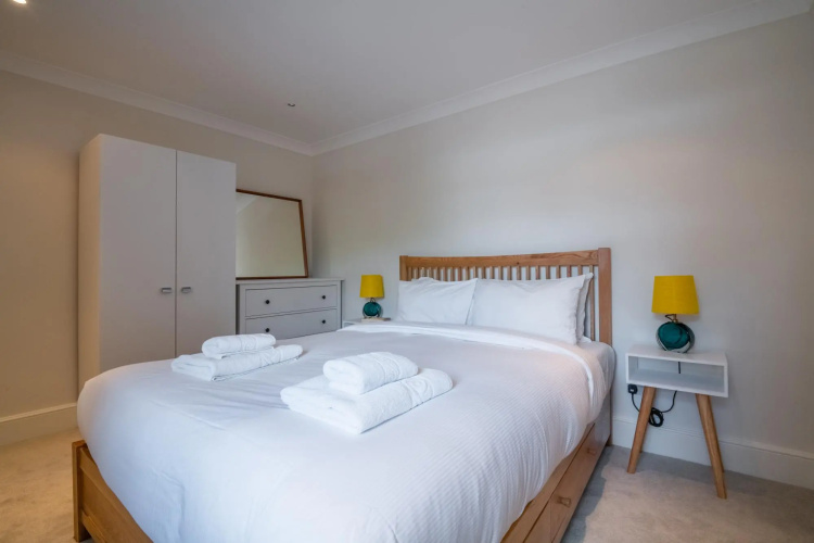 Pleasant Putney Home Close to the Tube Station
