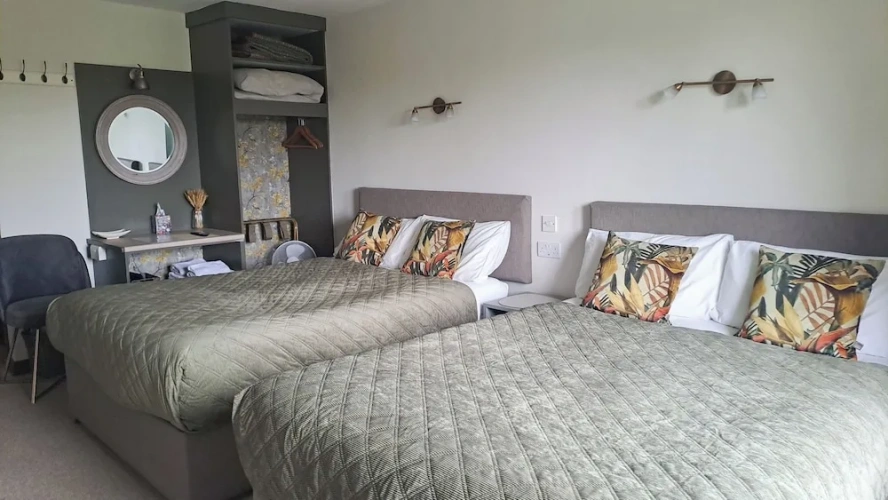Standard Triple room