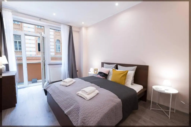Ultra central large home with AC and balcony
