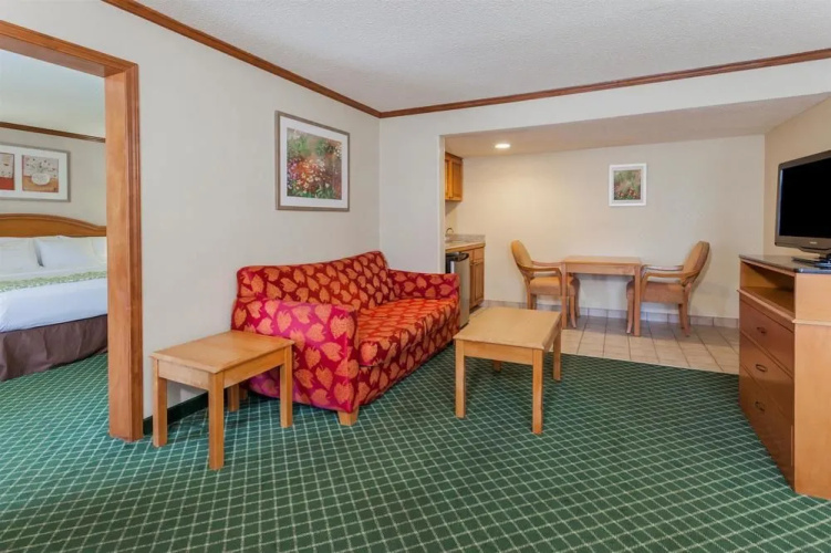 Days Inn & Suites Warren