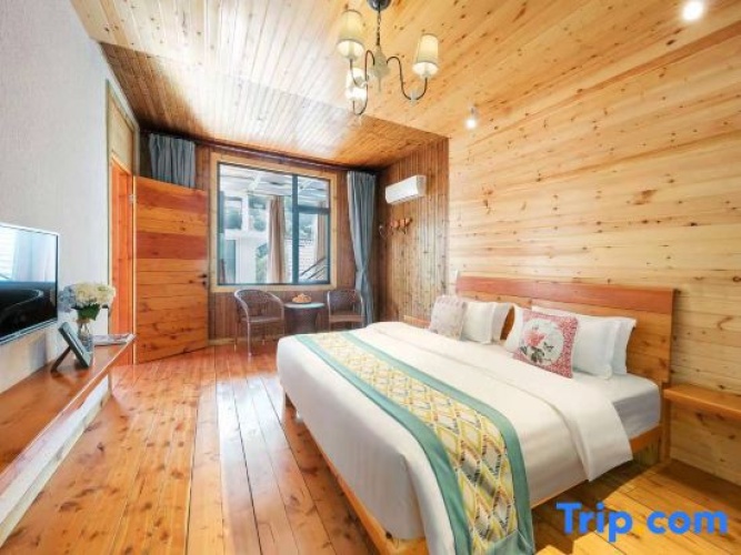 Standard Quadruple room with garden view