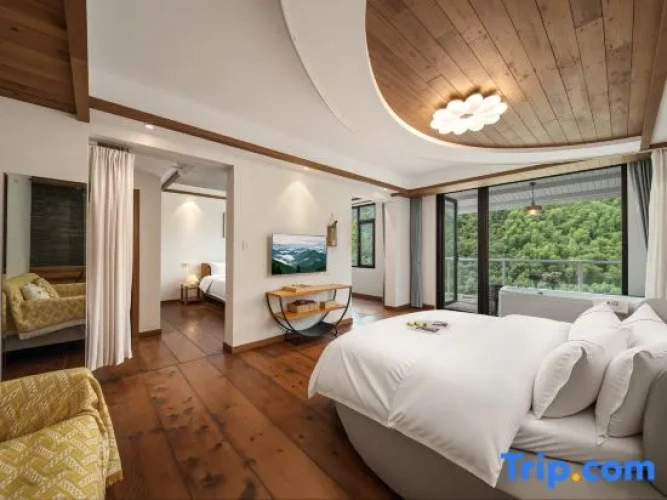 Deluxe Family Suite with view