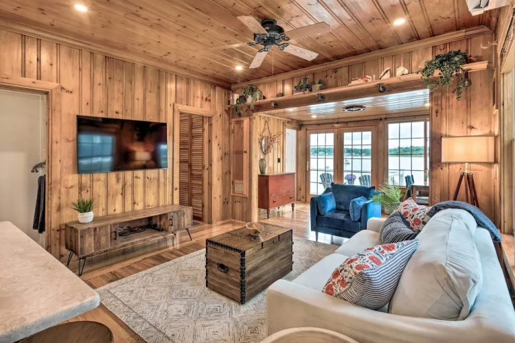Charming Bristol Cottage w/ Private Beach!