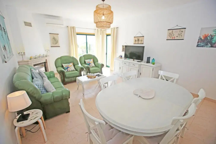 B16 - Sandy Pine Beachfront Flat in Lagos