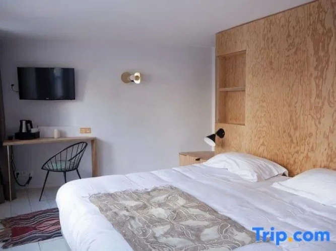 Standard Triple room with city view