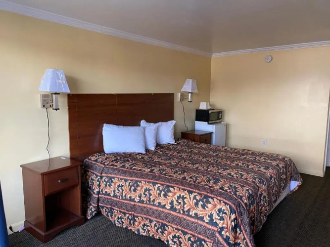 Rodeway Inn By The Bay