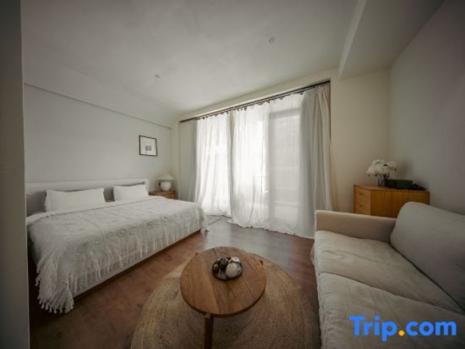 Standard Double room with street view