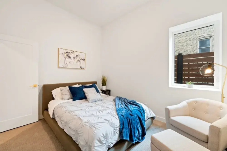 Chic 4-bedroom Haven Designer s Dream Home