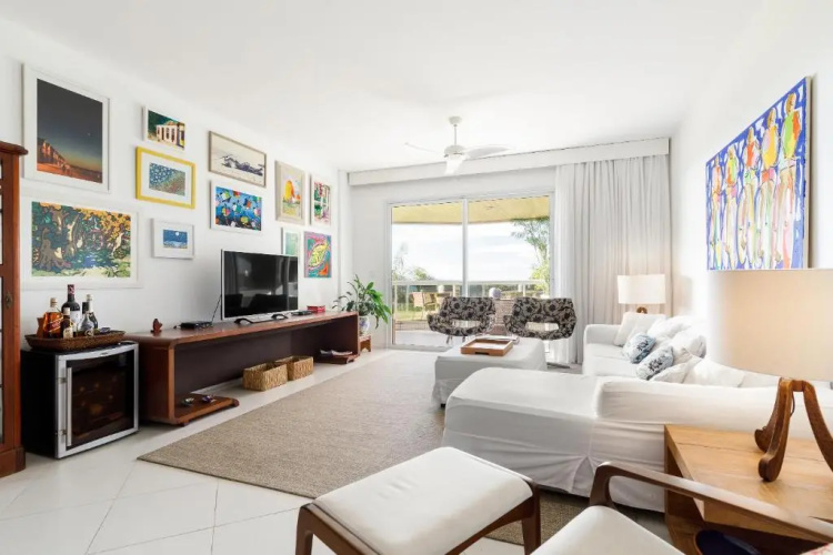 Apartamento com 4 suítes pé na areia
