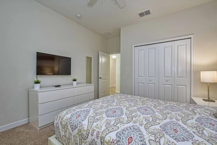 Spacious 6 Bed Home With Pool in Prime Storey Lake