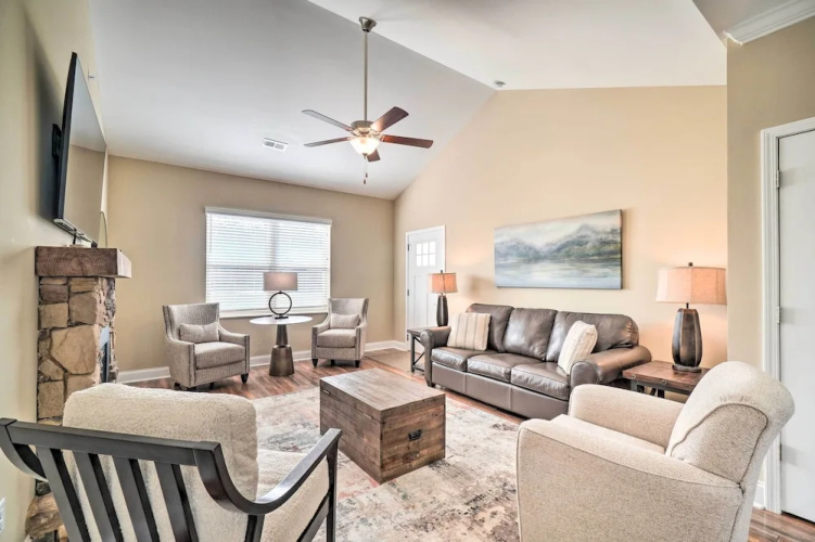 Chic Townsend Condo w/ Saltwater Pool!