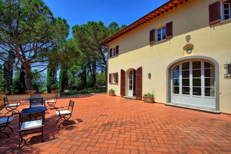 5 Bedrooms Villa