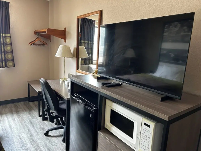 Super 8 By Wyndham Knoxville - Knoxville, IA