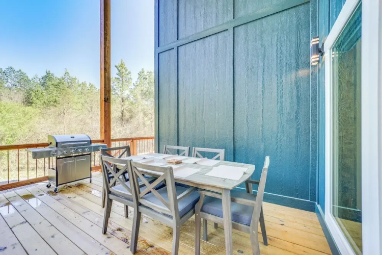 Broken Bow Cabin ~ 5 Mi to State Park w/ Hot Tub!