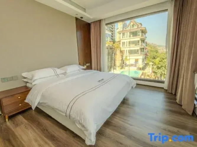 2 Bedrooms Luxury Suite with river view