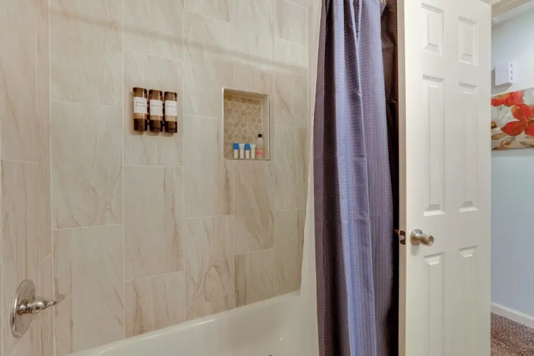 1 Mi to Truman Library: Apt w/ Large Yard!