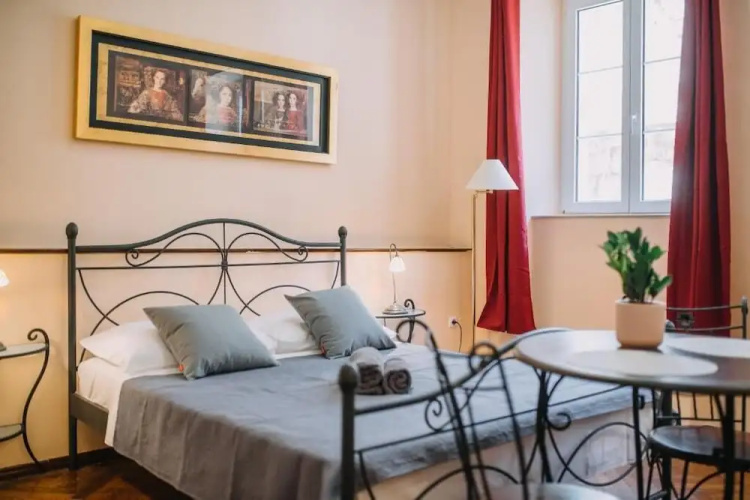 Amoret Apartments