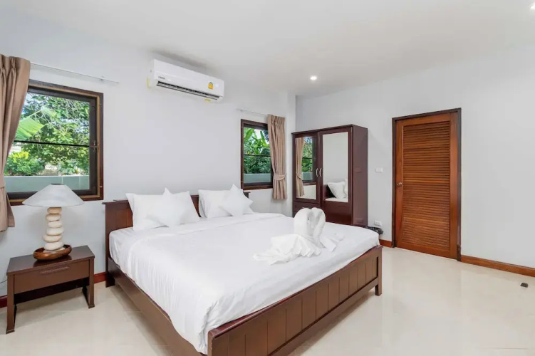 Poolside 3BR for Relaxed Stays V278
