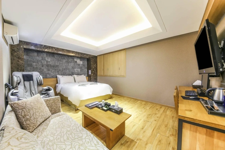 Deluxe Double room with city view