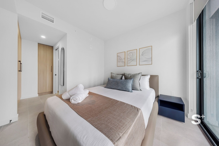 Sleek 1-BR & Den in Central Downtown