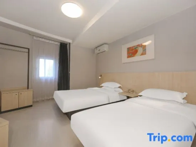 Standard Double room with street view