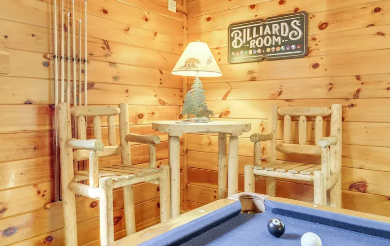 Pigeon Forge Cabin: Premier Location & Hot Tub