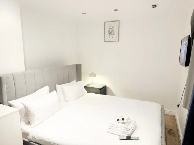 3-bed Apt-15 Mins to Heathrow-pet-friendly-parking