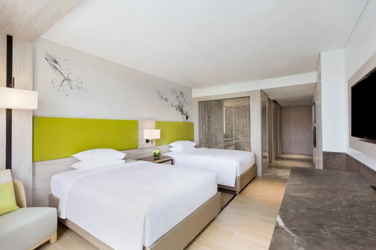 Deluxe Quadruple room with city view