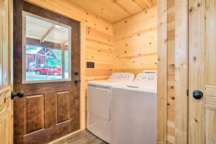 Stylish Cabin by Beavers Bend: Hot Tub & Fire Pit