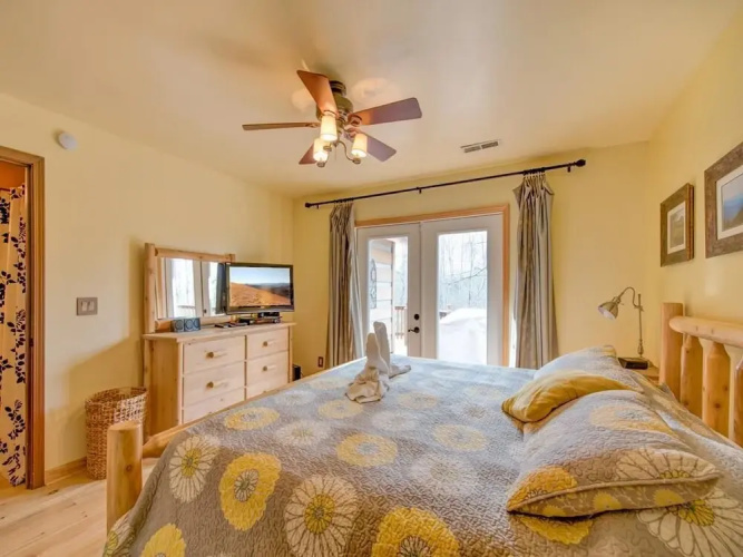 Bear Ridge 3 Bedroom Home with Hot Tub