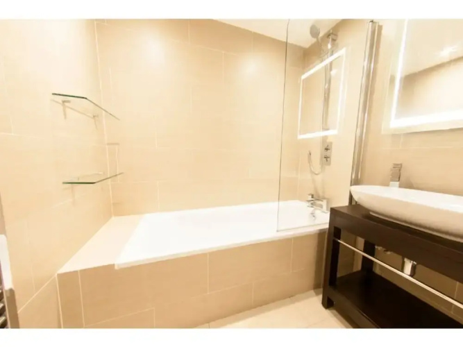 Bright, Classy 2BR Riverside Flat for 4