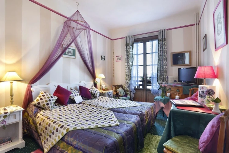 Standard Twin room with lake view