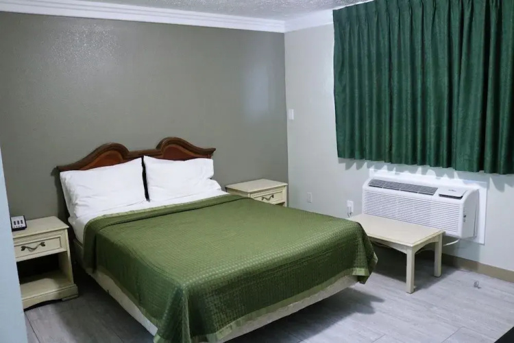 Deluxe Inn Motel