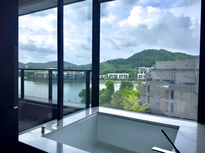 Deluxe Twin room with balcony and with partial view