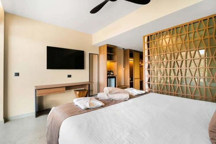 Superior Double room with balcony and with partial sea view