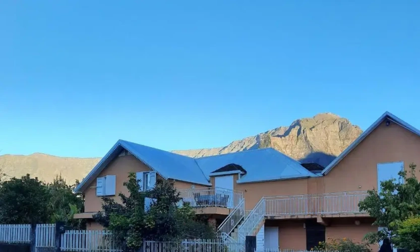 4 Bedrooms Cottage