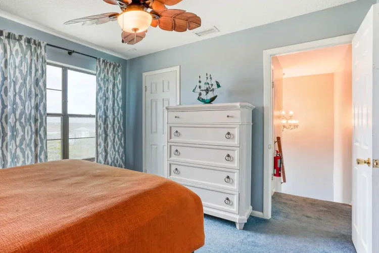 Beachfront Getaway With Ocean Views, Washer/dryer & AC - Snowbirds Welcome