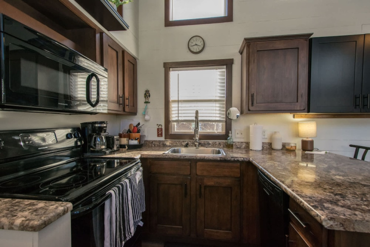 Gorgeous 1BR Tiny Home w Pool Bocce Free Tix