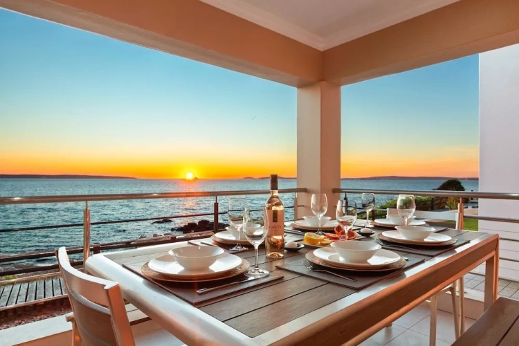 5 Bedrooms Cottage with balcony