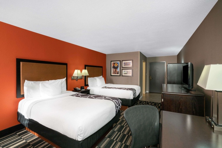 La Quinta Inn & Suites by Wyndham Memphis Airport Graceland photo 8
