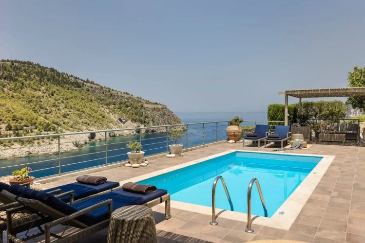 2 Bedrooms Villa