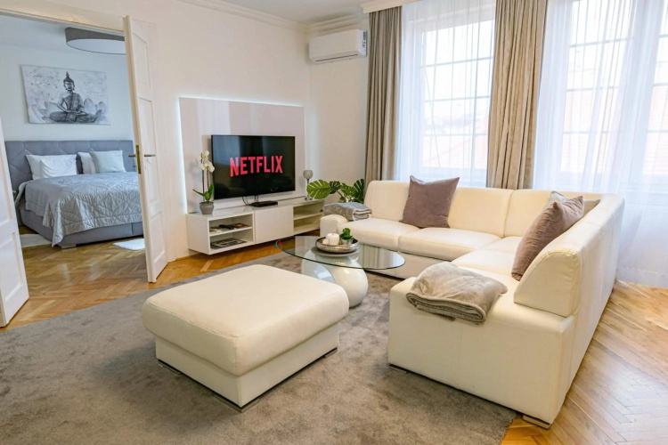 Panoramic Apt. near Chain Bridge