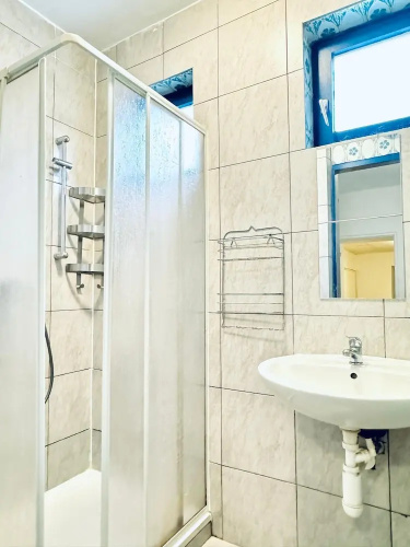 Cozy 2BR Apt Sleeps 6 Direct City Access